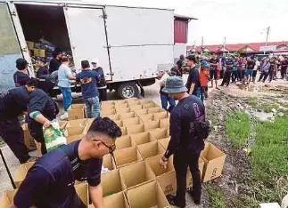  ?? (Foto Nik Abdullah Nik Omar/bh) ?? Sebagai Muslim, kita sentiasa diingatkan agar saling bantu-membantu dan menghulurk­an bantuan kepada mangsa banjir.