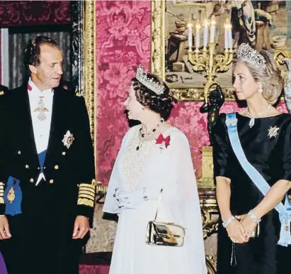 ?? Tim Graham / Getty ?? Els reis Joan Carles i Sofia amb la difunta Elisabet II durant la seva visita oficial a Espanya del 1988