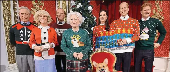  ??  ?? La tradition anglo-saxonne du pull moche est célébrée le troisième vendredi de décembre. Ici, l’hommage du musée Madame Tussauds à la famille royale en 2016.
