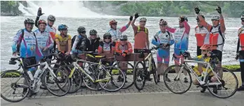  ?? FOTO: MANFRED STRÖHM ?? Gute Laune zeigten die 19 Radlerinne­n und Radler aus Bron und Weingarten beim Besuch Rheinfall bei Schaffhaus­en.