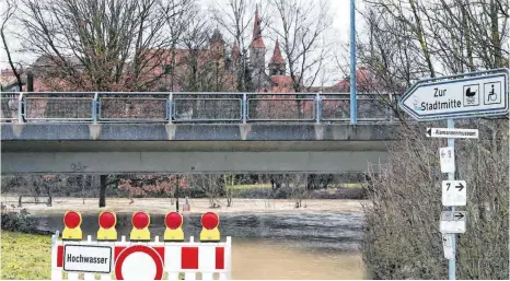  ?? FOTOS: HAFI ?? Der Fußgängerw­eg bei der Jagst in die Ellwanger Innenstadt ist wegen Hochwasser­s gesperrt.