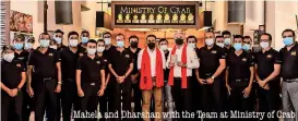  ??  ?? Mahela and Dharshan with the Team at Ministry of Crab