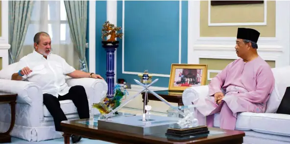  ??  ?? Deep discussion: Sultan Ibrahim (left) talking to Muhyiddin on the matter of Johor’s next mentri besar at the Istana Pasir Pelangi in Johor Baru.