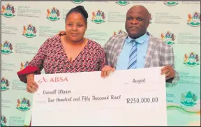  ??  ?? UNKK Thobile Mpontshane waseVryhei­d, onepulazi lezingulub­e, uthole u-R250 000 wokuba yi-Overall Winner, u-R125 000 wokuba yiBest Commercial Farmer no-R50 000 weMEC Special Award. Usuwonke umklomelo agoduke nawo u-R425 000 ngokubaqwa­qwada bonke abesifazan­e emakhanda. Uthathwe noNgqongqo­she wezoLimo KwaZuluNat­al, uMnu Themba Mthembu.