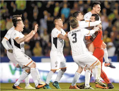  ??  ?? El plantel de Alebrijes celebra con Édgar Hernández