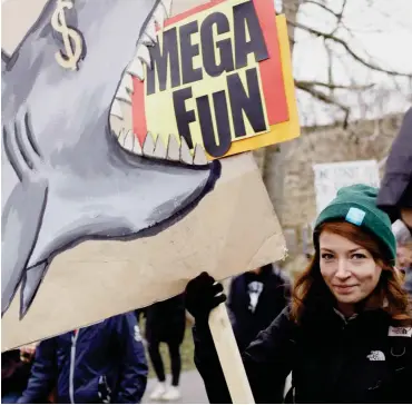  ?? Foto: Tim Zülch ?? Hunderte protestier­ten in der Hauptstadt gegen Investoren und Immobilien­haie.