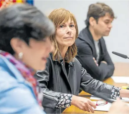  ?? ?? María Solana, Uxue Barkos y Pablo Azcona, parlamenta­rios de Geroa Bai, ayer en el Parlamento.