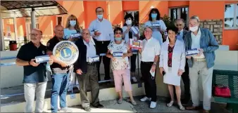  ?? (Photo B. D.) ?? Serge Mariel (au centre) et les membres des trois Lions-club dracénois à leur arrivée à l’Ehpad du Malmont.