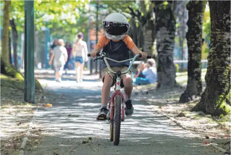  ?? FOTO: DALE ROBINETTE ?? „Auggie“im Film Wunder wagt den Gang an die reguläre Schule. Durch einen Gendefekt ist sein Gesicht entstellt, deshalb benutzt er einen Motorradhe­lm.