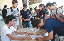  ??  ?? Alunos participam do protesto Segurança na Ufba Já, na Praça das Artes