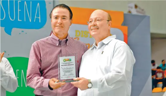  ??  ?? El rector Juan Eulogio Guerra Liera recibió la distinción de manos del gobernador Quirino Ordaz Coppel.