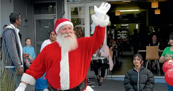  ?? SUPPLIED ?? Santa at the New Lynn Christmas parade and party.