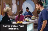  ??  ?? Conrad probeer Pippa intimideer.