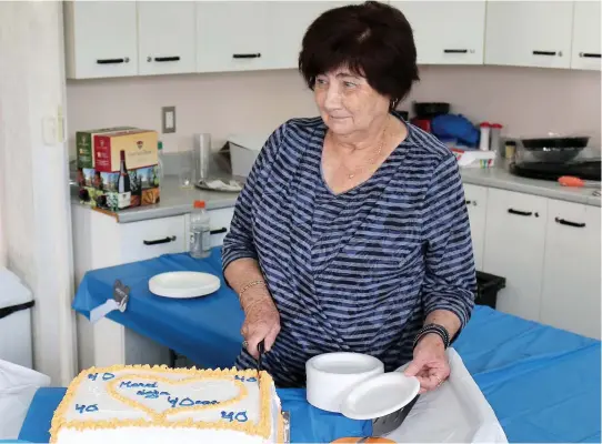  ?? PHOTO COURTOISIE ?? Lisianne Ouellet s’est offert un gâteau pour souligner les 40 ans de la greffe de rein qui lui a sauvé la vie.
