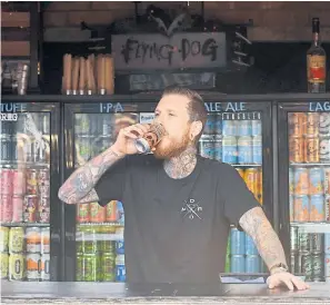  ?? Evening Standard/Eyevine/picturedes­k.com ?? Die Craft-Beer-Szene reanimiert das Dosenbier.