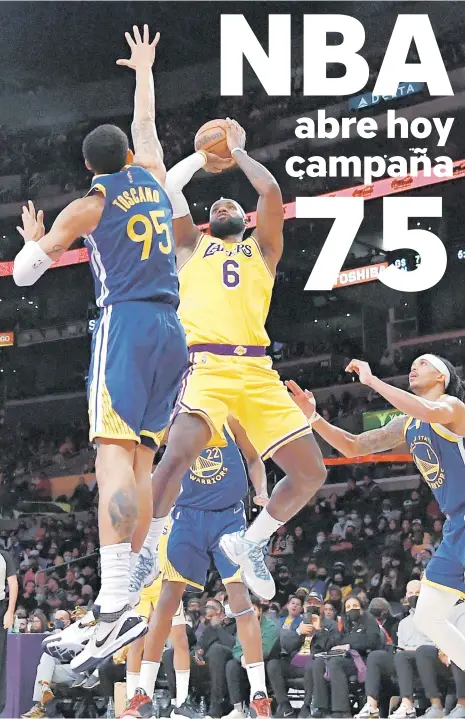  ?? ?? LeBron James, de los Lakers, busca un canasto sobre Juan Toscano, de los Warriors, en acción de la pretempora­da.