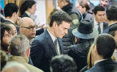  ?? JULIO MUÑOZ / EFE ?? Pedro Sánchez arribant ahir al Teatro de la Maestranza, a Sevilla, on va assistir a l’acte del dia d’Andalusia