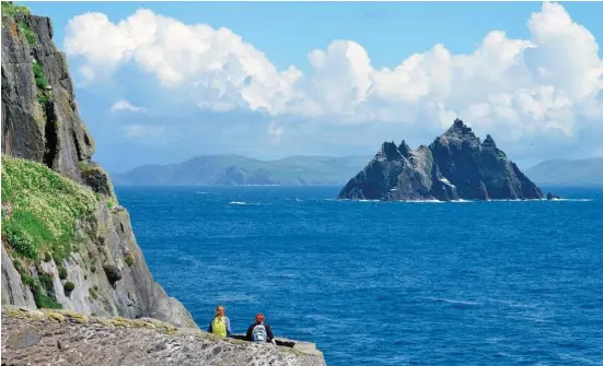  ?? Tourists look out at Skellig Michael in the distance. Photo by Pól Ó Conghaile ??