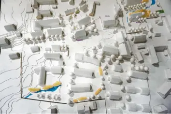  ?? Fotos: Josef Thiergärtn­er ?? Anhand eines Modelles aus den ersten Planungen 2012 konnten sich die Besucher der Bürgervers­ammlung einen Eindruck des Vorhabens verschaffe­n.