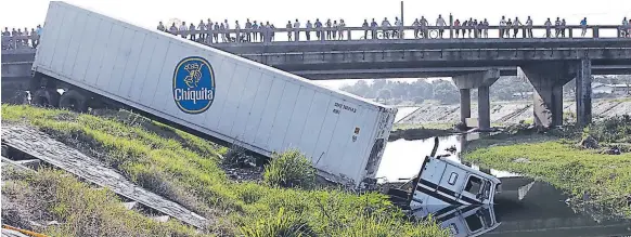  ??  ?? IMPACTO. La rastra circulaba con rumbo a San Pedro Sula cuando se salió de la autopista y se llevó de encuentro la covacha donde dormían seis personas.