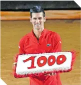  ?? ?? Novak recibió un pastel por su triunfo 1000 en su exitosa carrera.