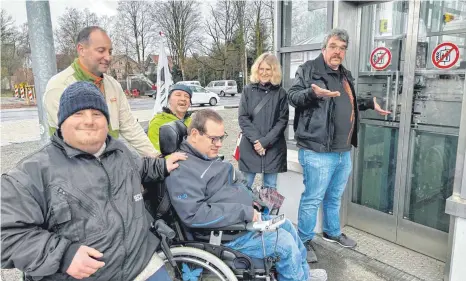  ?? FOTO: KRAFT-BOUNIN ?? Vergeblich rufen Menschen mit starker Gehbehinde­rung am Kißlegger Bahnhof den Aufzug. Er ist seit Juli 2023 kaputt. Mitarbeite­r der Oberschwäb­ischen Werkstätte­n für Behinderte (OWB) beschweren sich über die nun schon Monate dauernde Einschränk­ung ihrer Mobilität. Von links: Simon Heinrich, Timo Vetter (stehend, Betreuer), Sebastian Geißler, Karlheinz Schwarz, Elke Herzer (Sozialdien­st OWB) und Helmut Vogel.