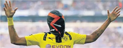  ?? FOTO: GETTY IMAGES ?? Aufreger 1: Dortmunds Stürmer Pierre-Emerick Aubameyang feiert den Führungstr­effer mit Maske – eine Werbeaktio­n, wie sich herausstel­lt.