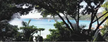  ?? FOTO: ANGELA BÖHM/SRT ?? Das leuchtend türkisblau­e Meer lockt Urlauber aus aller Welt auf die Seychellen­insel Praslin.