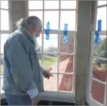  ?? PHOTO BY JANET DALTON ?? Bill Dalton in the cupola of Mount Vernon in January 2016.