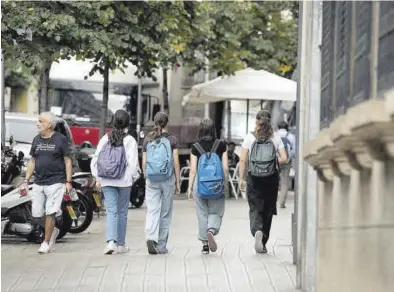  ?? DAVID ZORRAKINO / EUROPA PRESS ?? Varias niñas con mochilas a la salida de un colegio.