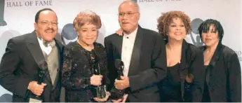  ??  ?? The Staple Singers, from left, Pervis, Cleotha, Pops, Mavis and Yvonne Staples, at their Rock and Roll Hall of Fame induction ceremony in 1999.