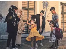  ?? FOTO: OZEL/DPA ?? Eine afghanisch­e Familie in Izmir. Viele Flüchtling­e leben seit Jahren in türkischen Migrantenv­ierteln, wo sich nun Gewalt gegen sie richtet.