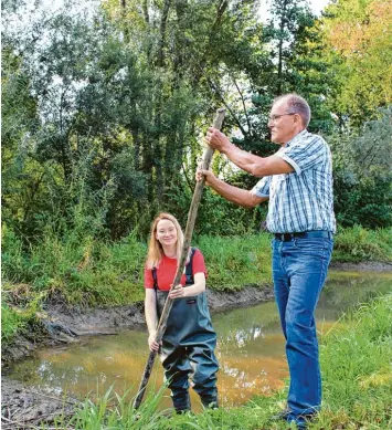  ?? Foto: Marius Eckert ?? Claudia Weißschäde­l und Gerhard Schmidt bei einem Einsatz in der Natur: Sie inspiziere­n den Diebelbach zwischen Inningen und Bergheim, wo eine Biberfamil­ie als „Baumeister“unterwegs sind.