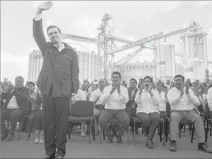  ?? Foto Presidenci­a ?? El presidente Enrique Peña Nieto, al inaugurar un almacén granelero de Diconsa en Perote, Veracruz