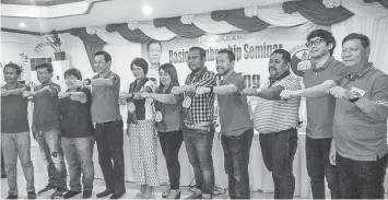  ?? MIRIAM G. DESACADA ?? Biliran Governor Gerry Espina and the eight municipal mayors of the province pose with the Duterte fist, after they took their oaths of membership with the PDP-Laban Party in Naval, Biliran.