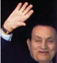  ?? Archivfoto: dpa ?? 2016: Der kranke Hosni Mubarak winkt seinen Anhängern zu.