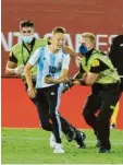  ?? Foto: dpa ?? Trotz der Sicherheit­smaßnahmen rannte während des Spiels des RCD Mallorca gegen den FC Barcelona ein Fan auf das Spielfeld.