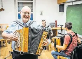  ?? WEICHSELBR­AUN ?? Volksmusik­er sollen nicht nur gut spielen, sondern Menschen auch spontan unterhalte­n können, wünscht sich Manfred Riedl