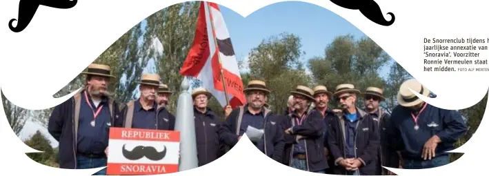  ?? FOTO ALF MERTENS ?? De Snorrenclu­b tijdens hun jaarlijkse annexatie van ‘Snoravia’. Voorzitter Ronnie Vermeulen staat in het midden.