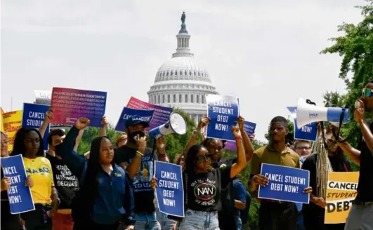  ?? KENNY HOLSTON /NYT ?? Demonstrat­ors in favor of canceling student debt marched from the Supreme Court to the White House June 30.