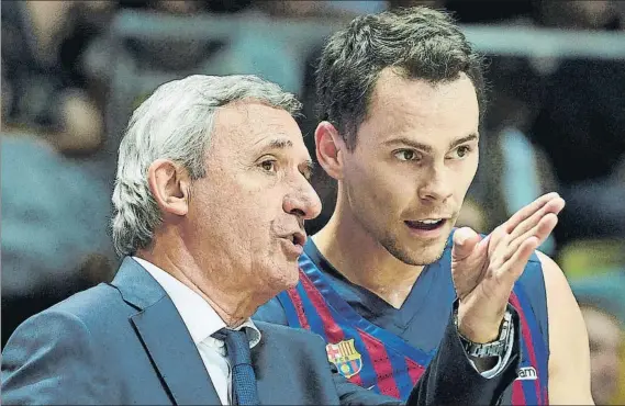  ?? FOTO: EFE ?? Svetislav Pesic, entrenador del Barça Lassa, dando instruccio­nes a Kyyle Kuric en el encuentro de ayer disputado en Polonia