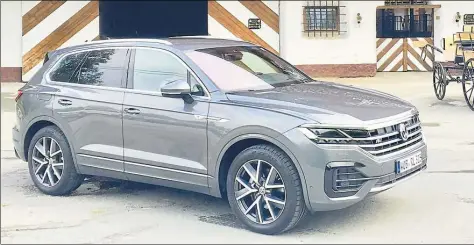  ?? BILD: VW ?? Zugelegt: Der neue Touareg wurde länger und breiter, aber auch flacher als die zweite Generation.