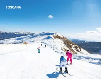  ??  ?? Le piste Zeno sono divertenti e panoramich­e. A destra, il rifugio Baita del Pulicchio, tutto in legno, con self service e ristorante à la carte.