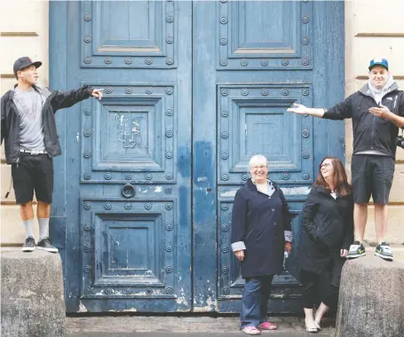  ?? LAURA FRIEZER ?? For Shelley Fralic, third from left, travel is now more exhausting than a fun adventure. She’s seen here with friends in Paris in 2011.