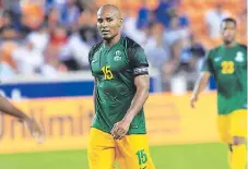  ??  ?? VETERANO. Florent Malouda fue capitán en el juego contra Honduras, pese a que no estaba autorizado para jugar.