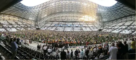  ?? Des milliers de supporters clermontoi­s ont quitté la tribune Nord, samedi, pour fêter la victoire des leurs sur la pelouse. ?? Photo DR