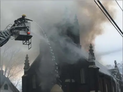  ?? KEVIN MARTIN — THE MORNING JOURNAL ?? Lorain Firefighte­rs contain a blaze at an historic church on Reid Avenue in Lorain.