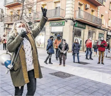  ??  ?? Una de las cacerolada­s convocadas en Cáceres desde el cierre del pequeño comercio y la hostelería 7 de enero.