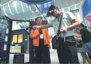  ?? ZHOU CHUN / FOR CHINA DAILY ?? Visitors experience the smart home exhibits during the Foshan Internet Plus expo.