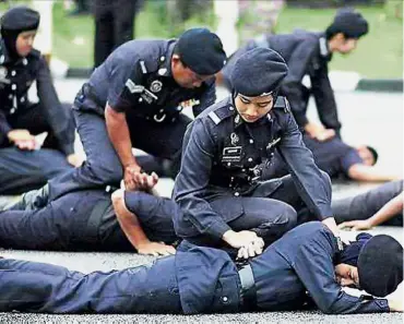  ??  ?? Female police officers get the same training and responsibi­lities as their male colleagues, but they also have something extra that policemen do not get while on duty – a handbag. Special position: